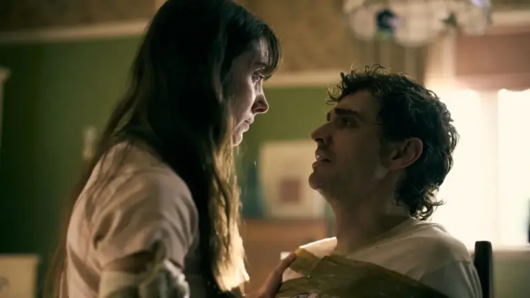 Together-body-horror-di-Michael-Shanks